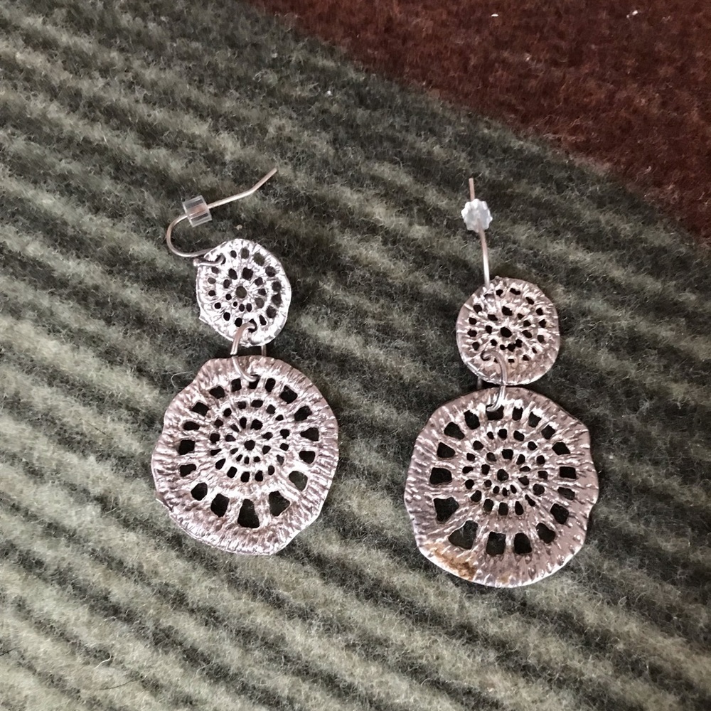 Silver disc dangle earrings